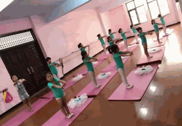 华艺舞蹈培训中心